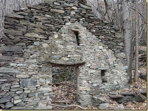 ruderi sulla montagna di Albo... 