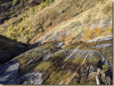 le tipiche rocce lisce dei torrenti dell'alta Valrossa...