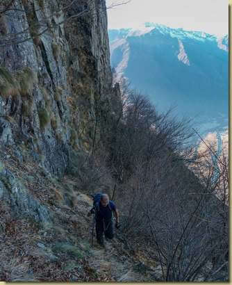 salendo a fianco della parete...