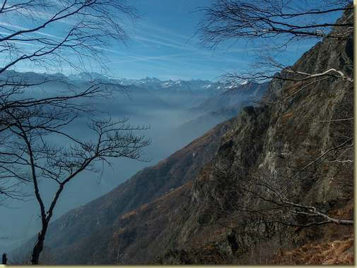 al centro, la dorsale sopra l'Alpe Corte Lorenzo...