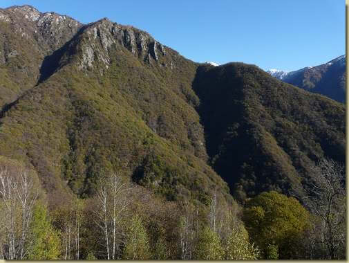 vista verso il Mött de la Crúus e il dosso dell'Alpe Pra 