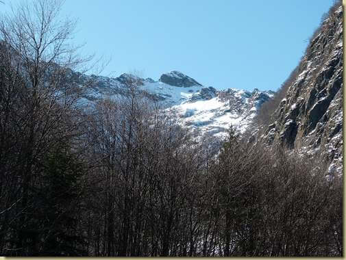 in alto la Cima di Cortechiuso...