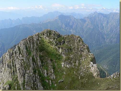 l'anticima - a destra la selletta dove passa il percorso per Pian di Boit