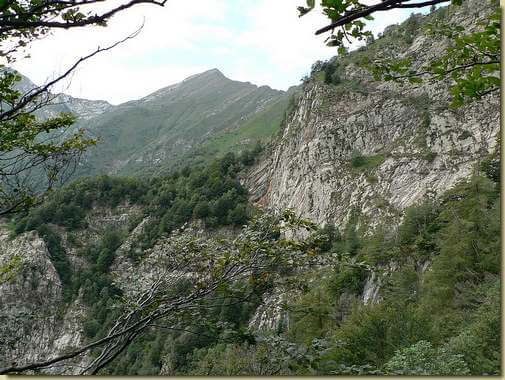 la cresta ovest del Pizzo dei Diosi - sullo sfondo la Costa Nera 
