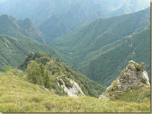 sulla Costa Mazza - al centro In la Piana, a destra l'Alpe Ceresa