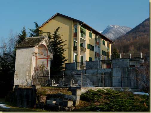  in alto la dorsale dell'Alpe Noccola...