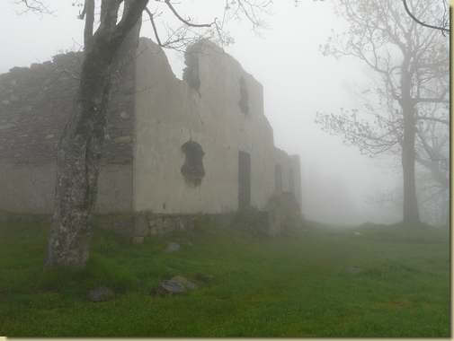 i ruderi dell'albergo del Pian Cavallone
