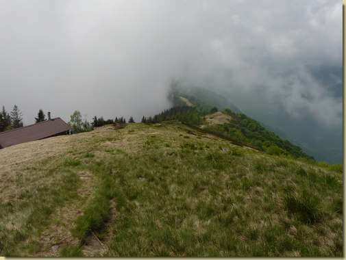 a sinistra il rifugio invernale...  