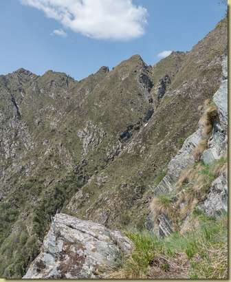 in alto, la cresta dal Pizz Lacina al Pizzo delle Pecore...