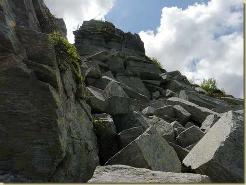 sul tratto roccioso intermedio della cresta