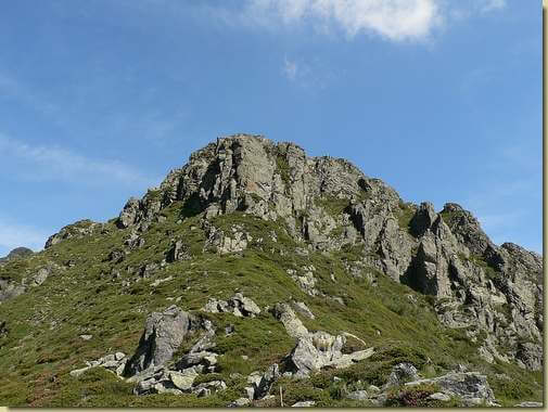 verso la parte rocciosa della cresta dopo il pianoro a circa 1800 m.
