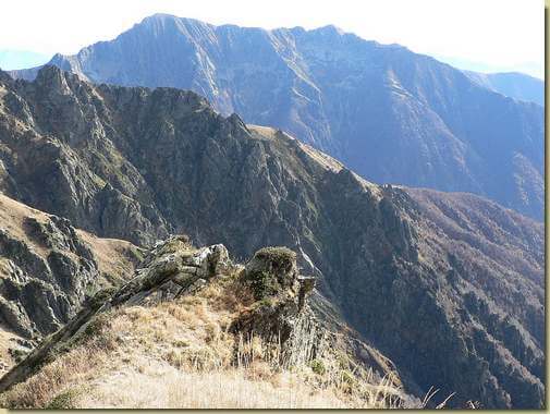 al centro la dorsale Busarasca-Marsicce