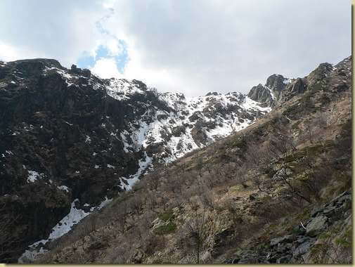 lo sperone di Seriago - la salita al crestone avviene sul pendio (con neve), a sud delle rocce in alto a destra...