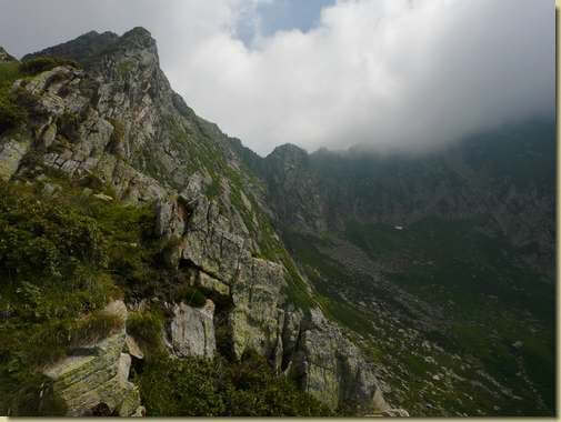 in alto la quota 1900 m. a destra il fornale dell'Alpe Teccia