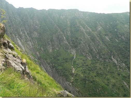 verso il canale che scende dalla Piota, in alto la cresta dove passa il Sentiero Bove