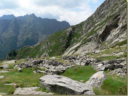all'Alpe Teccia, al centro il valico a 1620 m.