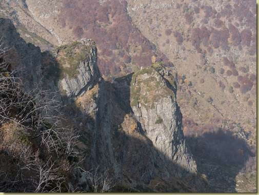 le tipiche balze rocciose di questo versante...