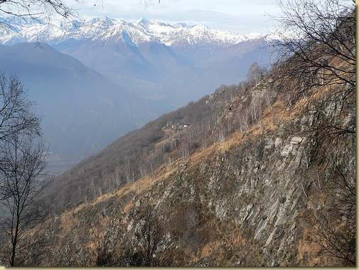 Aurinasca e, in basso, il sentiero verso l'Alpe Taccarello (ancora presente solo in questo tratto...) 