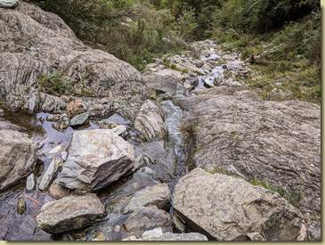 l'acqua ha scavato un solco nella roccia...