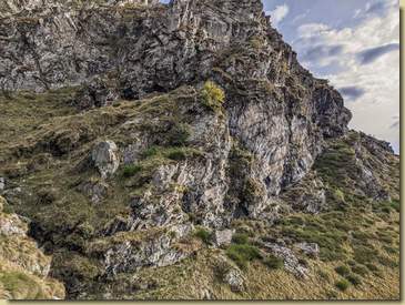 la Tracioria, e in alto i ruderi presso le grotte superiori...