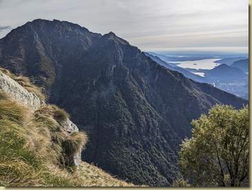 traversato in salita il versante erboso verso est ci si affaccia sul versante sopra La Piana e La Motta...