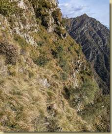 l'inizio della cengia che traversa per un buon tratto il dirupato versante verso nord...