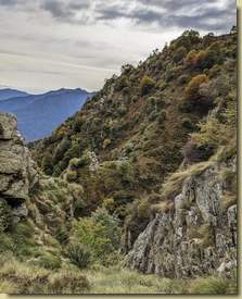 scendiamo al canalino dove c'è la presa d'Acqua da dove risaliremo al colletto al centro della foto dove si trovano i ruderi di Cuàrt...