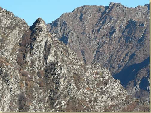 la cengia sul percorso verso Curtet [teleobiettivo] vista dai dintorni di Pra d'Gat 