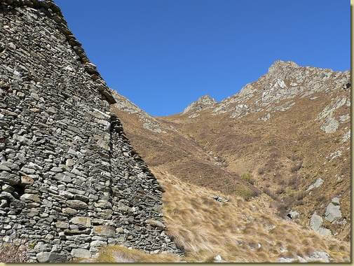 in alto la Bocchetta del Curtet 