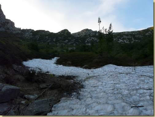 salendo il canale ancora innevato verso la Bocchetta di Ogliana  