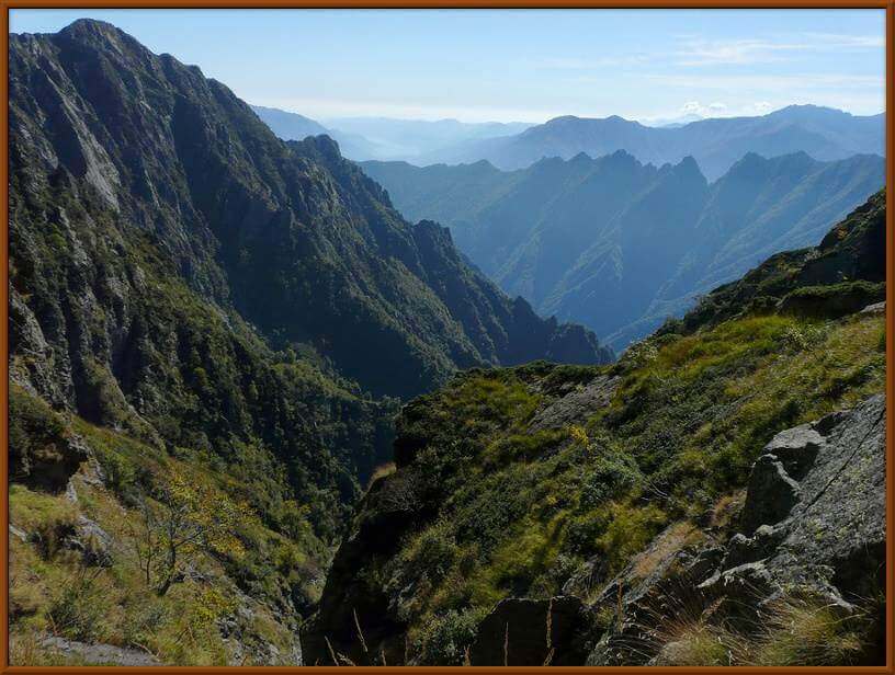 panorama verso la Val Cavrì e i Corni di Nibbio dalle Strette del Casé...