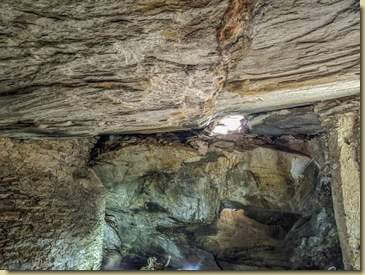 si notano le "giunzioni" con le altre lastre di roccia...