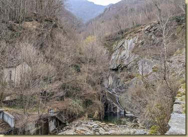 si vede il Puzz Buran, dove ai tempi i ragazzi si tuffavano...