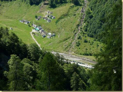 parcheggio affollato in Val Loana...