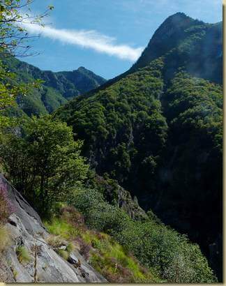 lasciando la Valle del Rio di Menta, a destra il Sasso Miscioi...