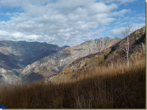 al centro la cresta ovest della Marona...