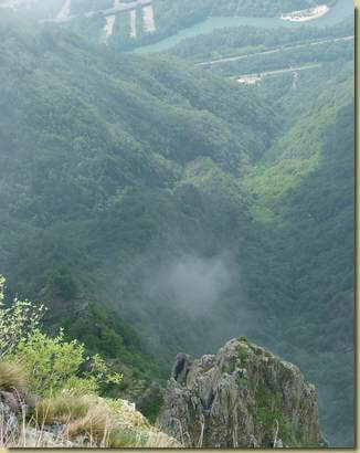 al centro la cresta che sale al Casin...