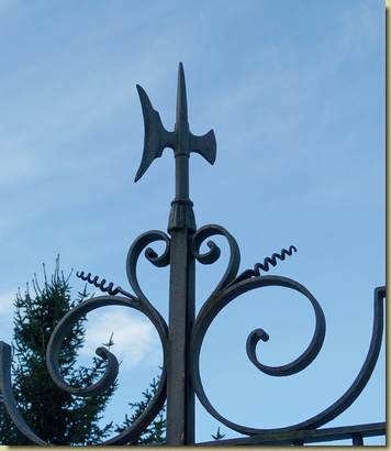 alabarda sul cancello...