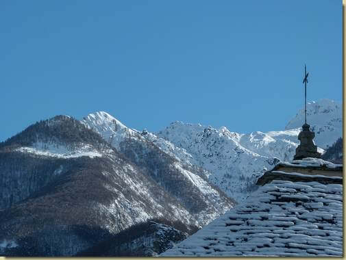al centro, il Dente di Sassoledo...