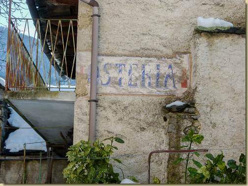 la vecchia osteria di fronte alla Chiesa...