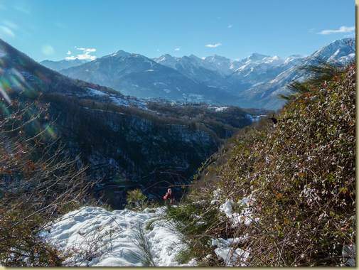 al centro, il pianoro di Trontano...