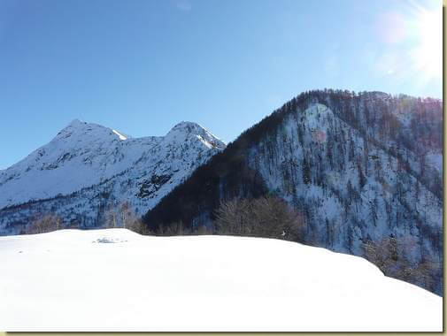 a destra la dorsale dell'Alpe Nava 