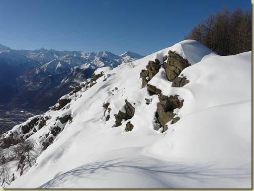 sul fianco a sinistra passa il percorso del sentiero per l'Alpe Rina...  