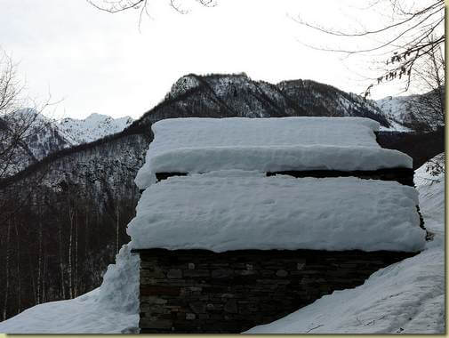 a Faievo, in alto la dorsale dell'Alpe Noccola 