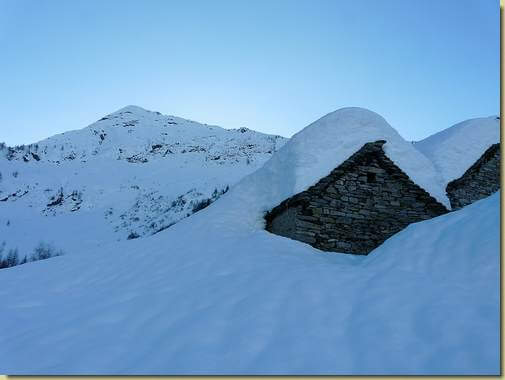 in alto la cresta nord del Tignolino 