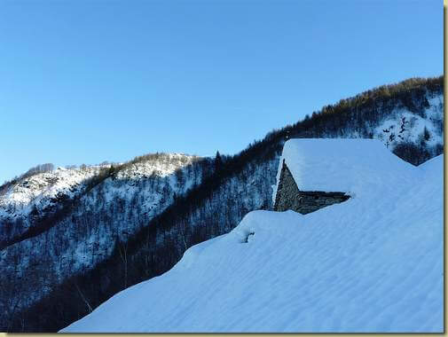 in alto, le baite dell'Alpe Noccola...  