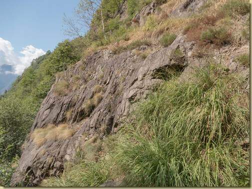 si traversa sotto le balze rocciose...