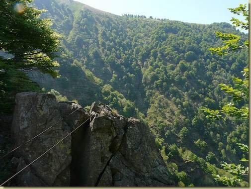 in alto la dorsale della Colma di Cossogno, il Cavalletun, dove arrivavano i cavi della teleferica... 