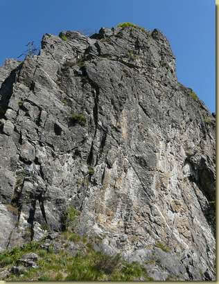 le prime rocce del versante ovest del Pizz d'la Vugia