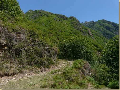 il Sasso Grande visto dalla stradina che sale verso la Linea Cadorna